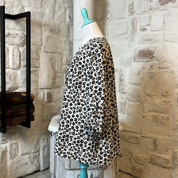 Hayden | Black&White Floral Button Up Blouse - Picture 7 of 9